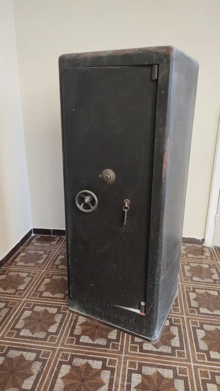 Cofre antigo de aço - DOAÇÃO