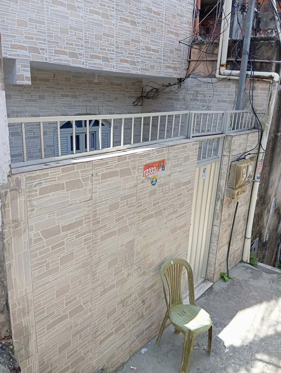 Alugo casa espaçosa bem arejada