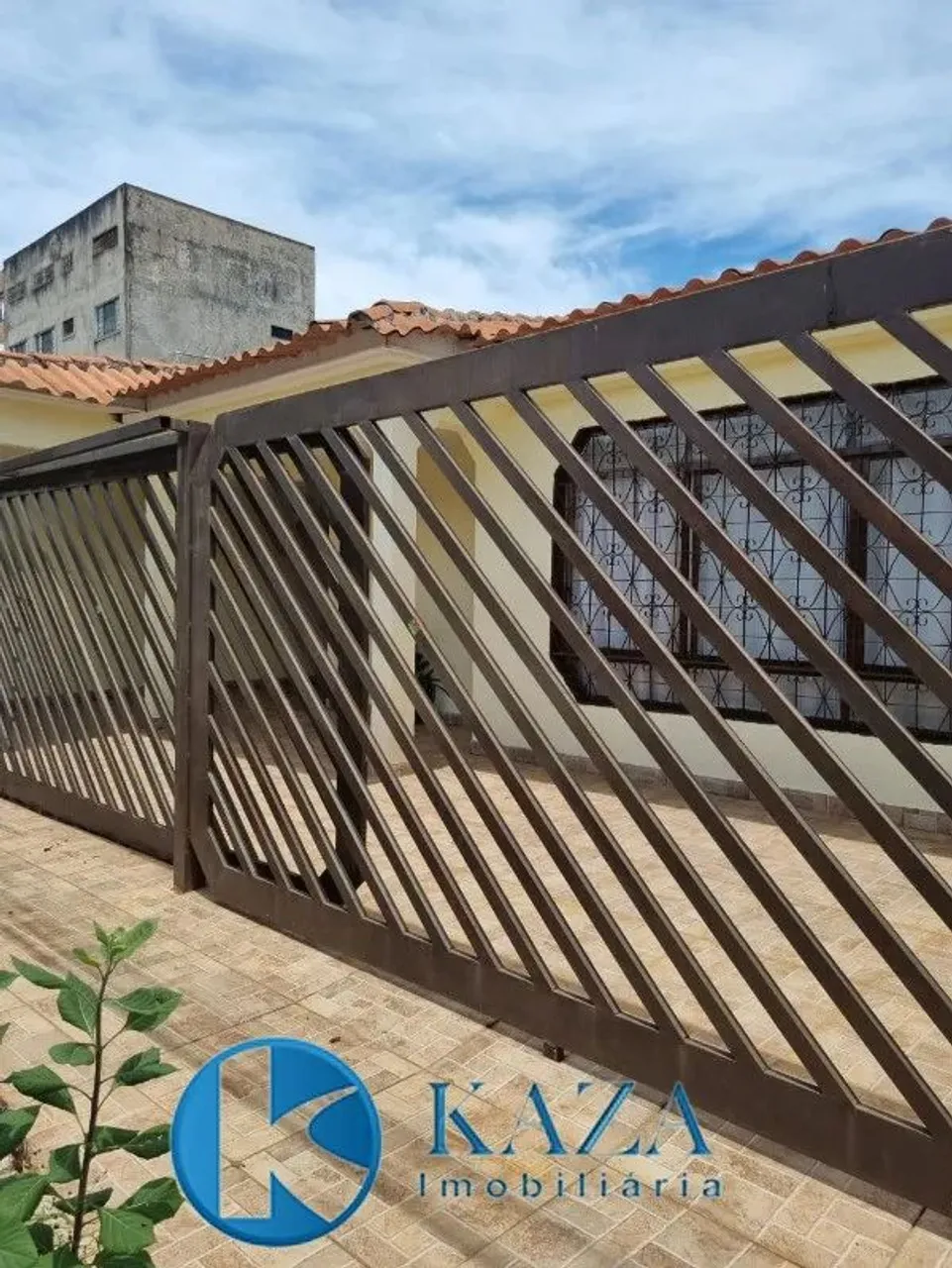 CASA COM QUATRO QUARTOS SENDO TRÊS SUÍTES EM VALPARAÍSO DE GOIÁS