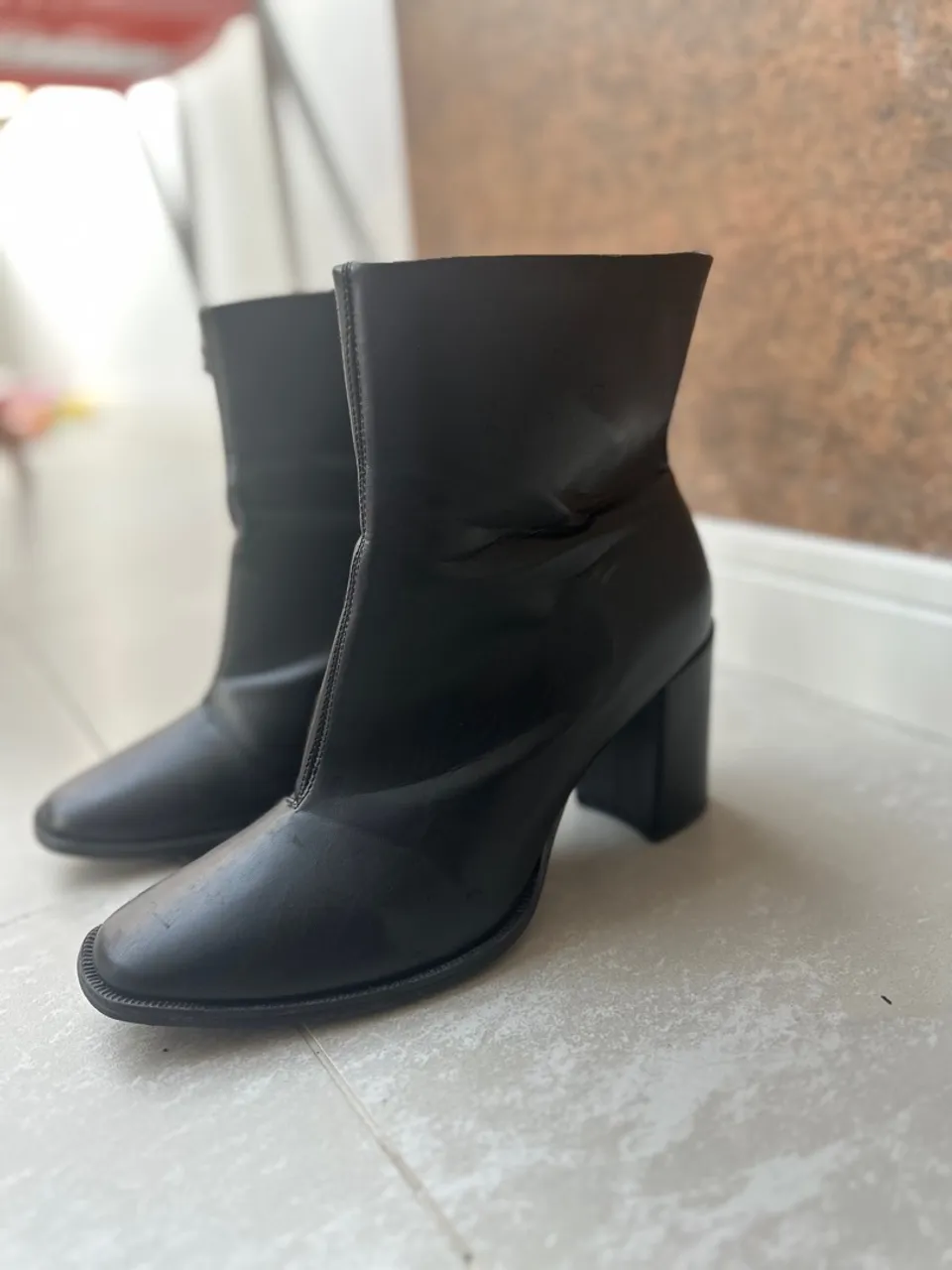 Bota preta cano curto com salto bloco