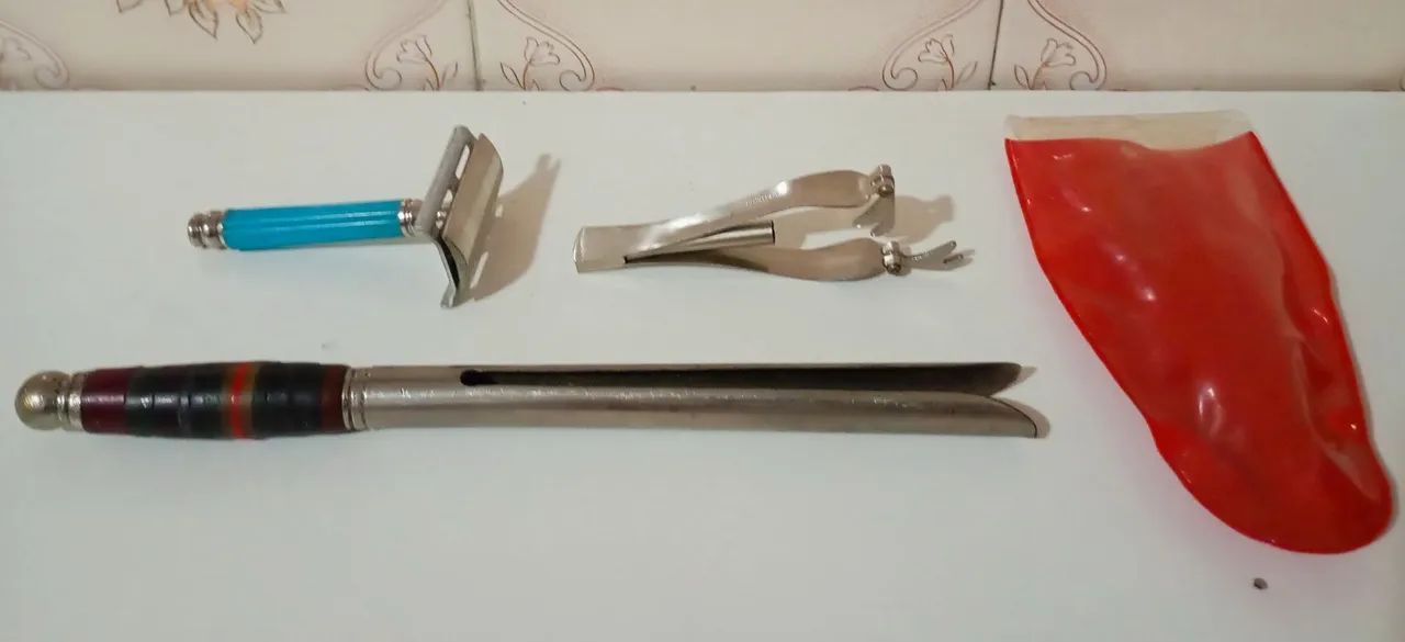 Kit Cabeleleiro Víntage Barbeador, Suporte P/ Bobs e Cílios - Usados - Foto 3