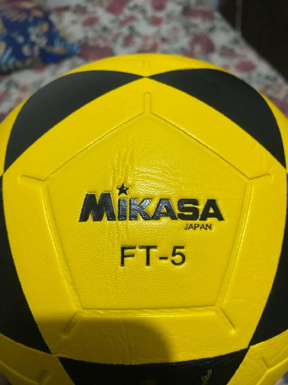 Bola de Futebol Mikasa FT-5 Amarela e Preta - Foto 3