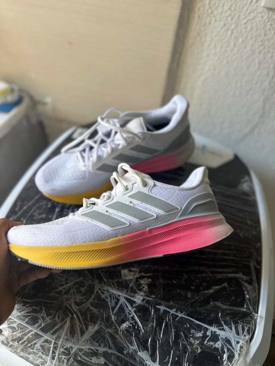 Tênis Adidas, novo, cores vibrantes