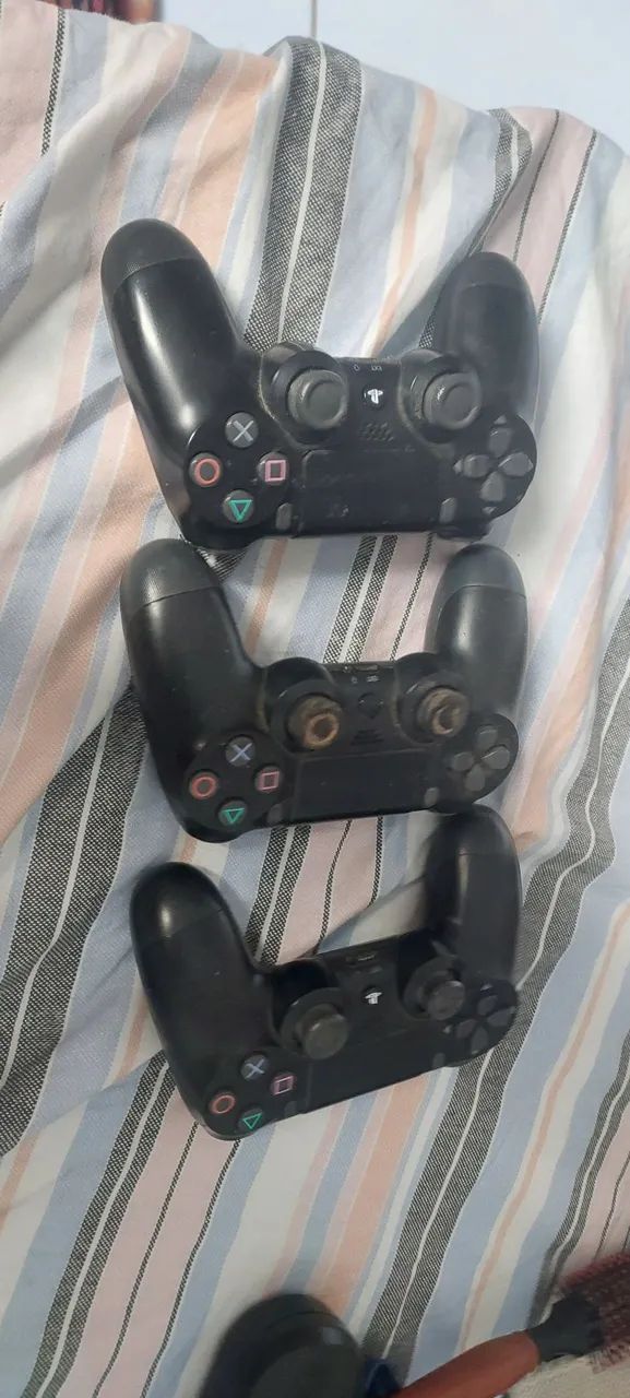 PS4 slim 1TB, 6 jogos, 3 controles - Foto 2