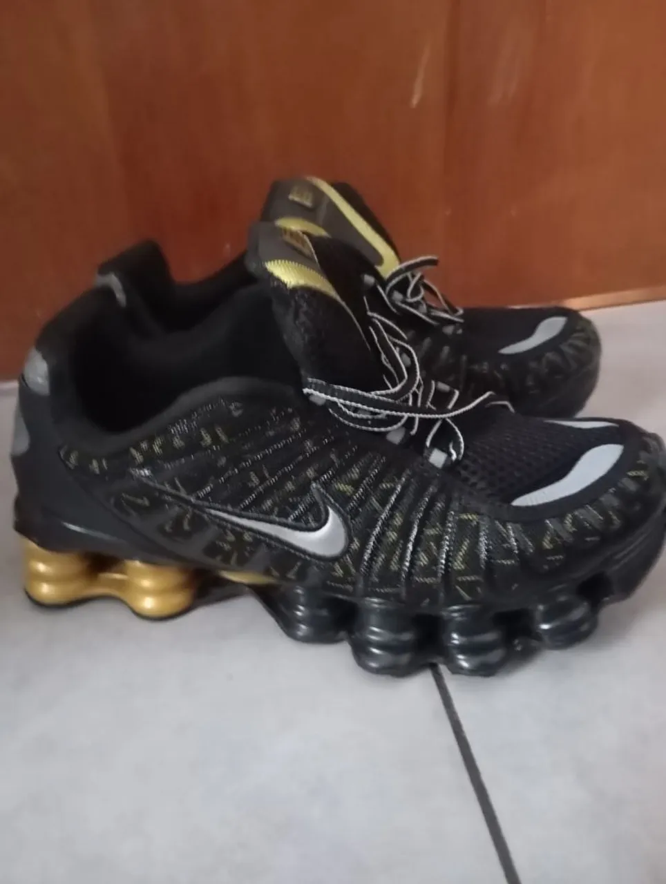 Nike Shox - Preto e Dourado