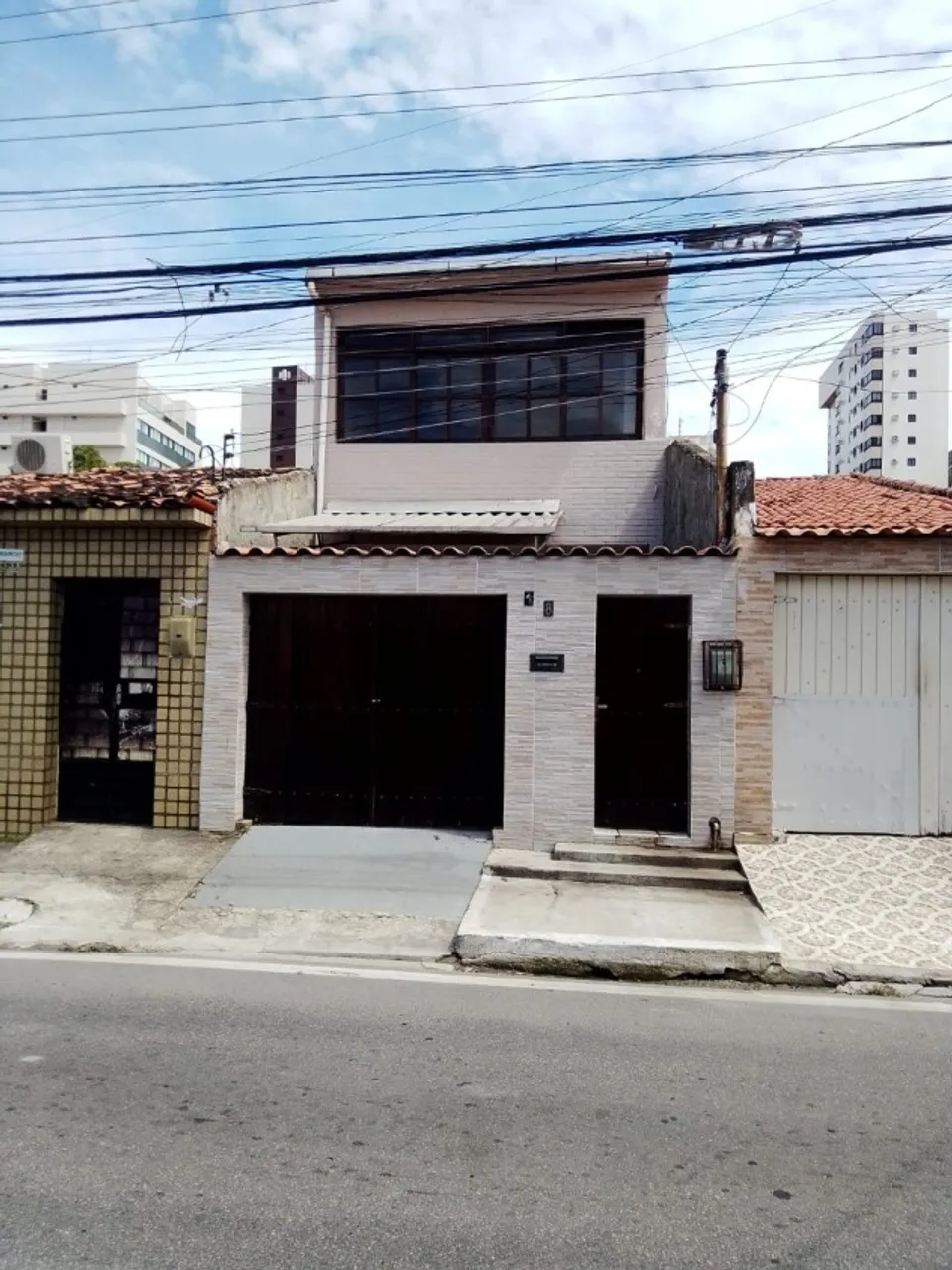 Casa com 5 Quartos sendo 2 suítes na Pajuçara