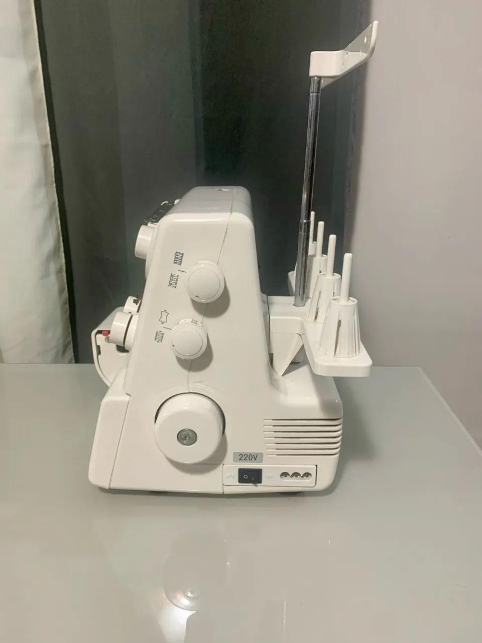 Máquina de Overlock Janome 8002D - Foto 2