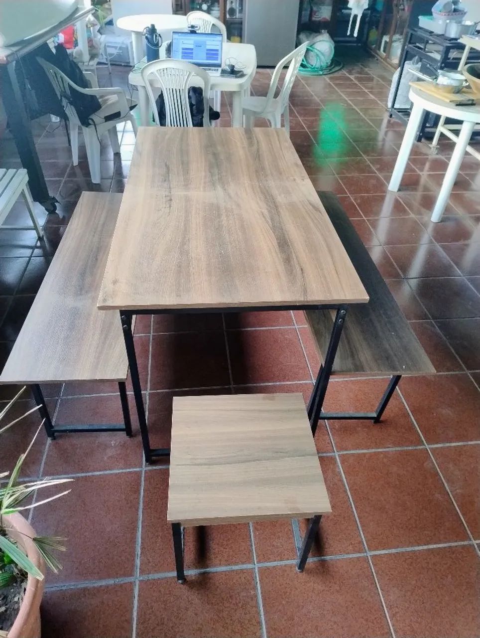 Mesa para 8 pessoas  com bancos em ótimo estado  - Foto 2