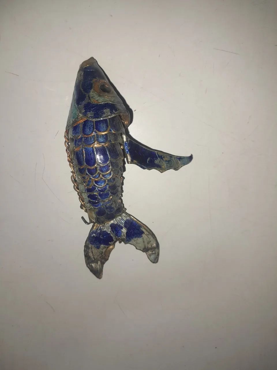 Peixe de metal artesanal azul cobalto antigo 