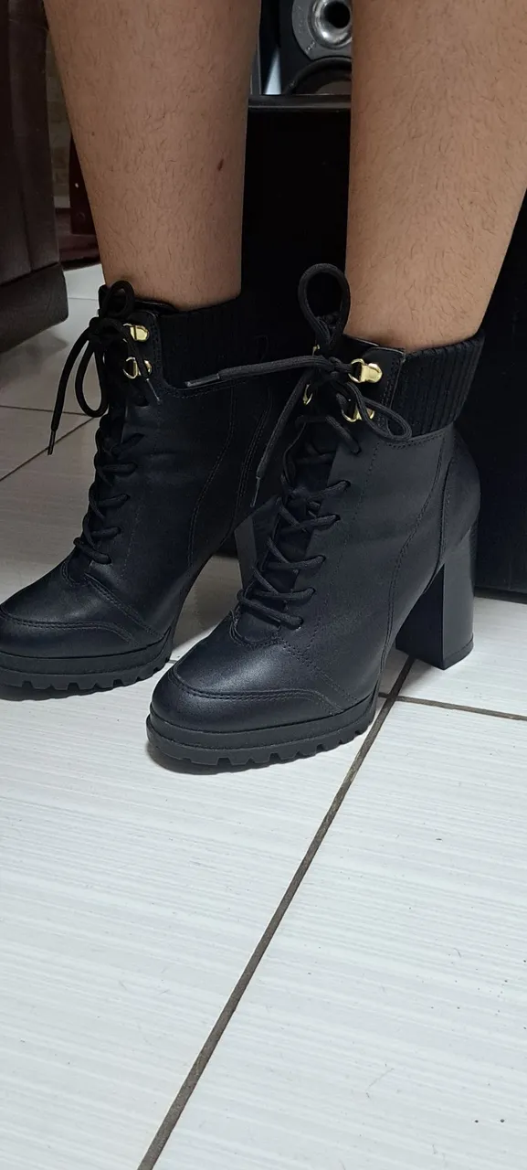Bota feminina preta salto alto