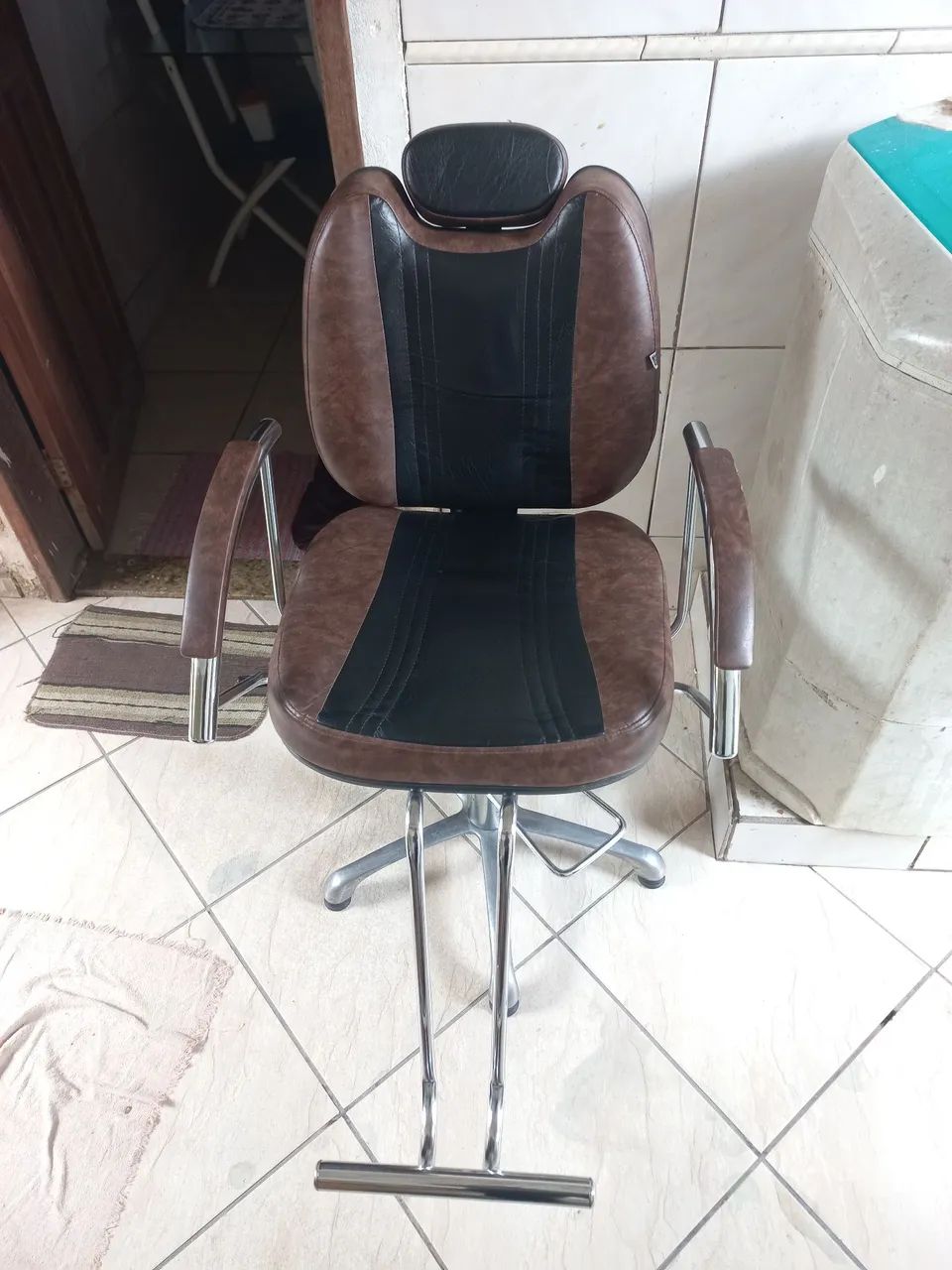 Cadeira de Barbeiro - Revestida toda no couro - Foto 3