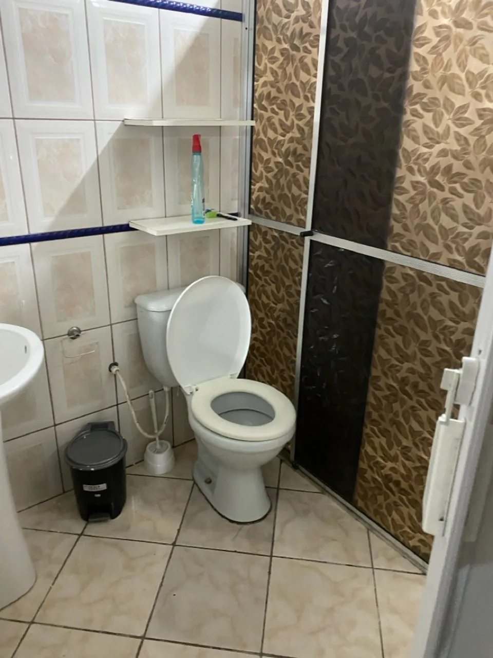 Apartamento/ Quarto /kitinet banheiro próprio/