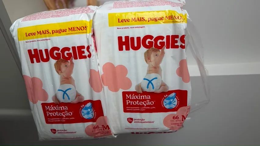 2 pacotes de fralda Huggies Máxima Proteção M - 66 unidades cada.