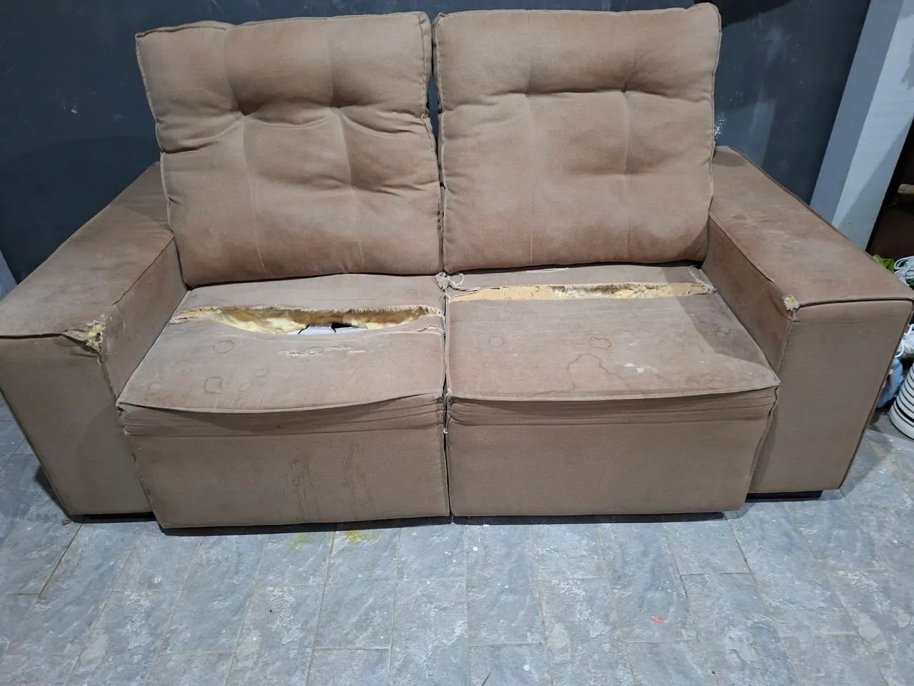 Sofá 2 Lugares - rasgado no assento  - Foto 4
