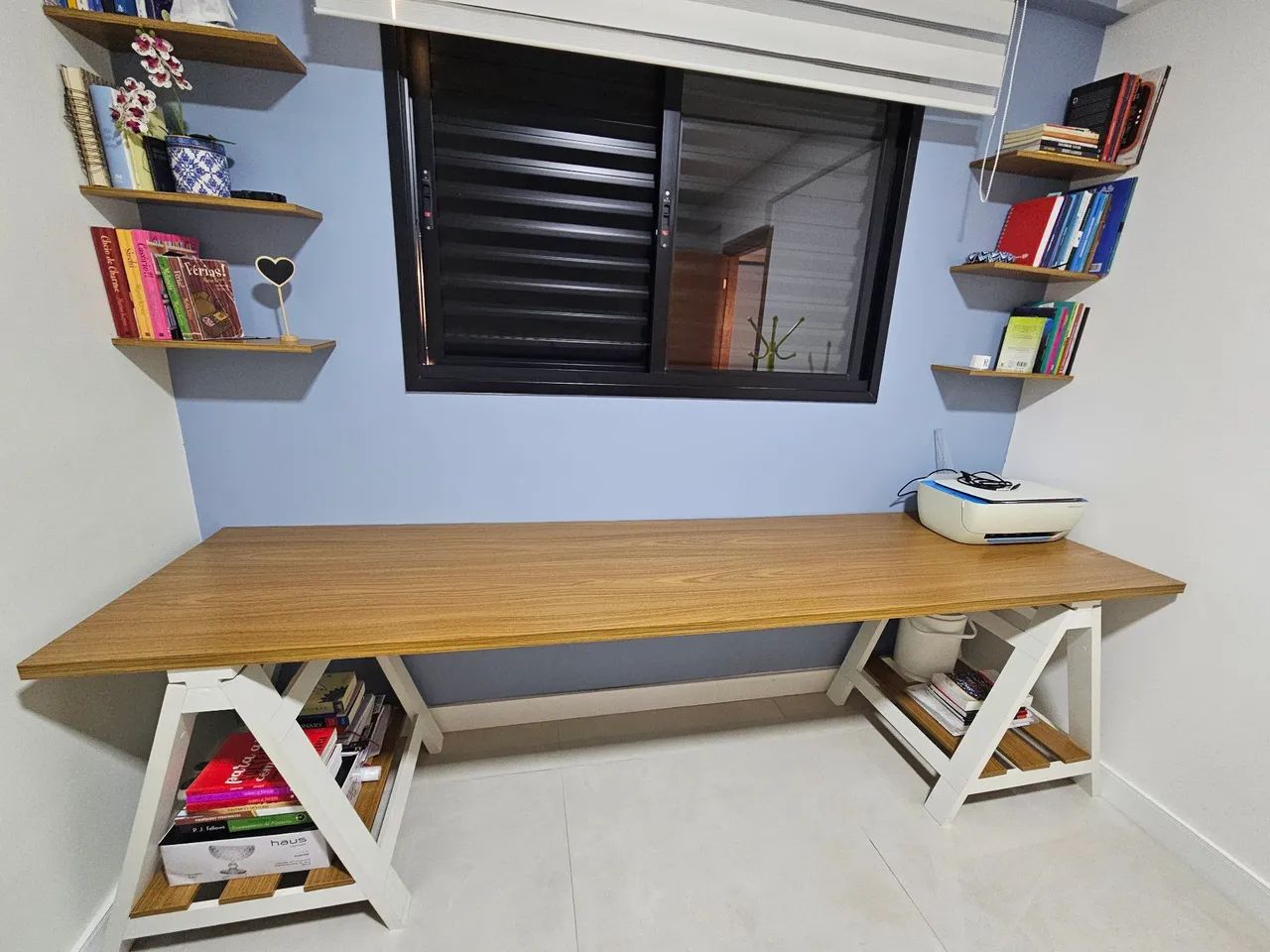 Mesa de escritorio MDF Freijó com Cavalete