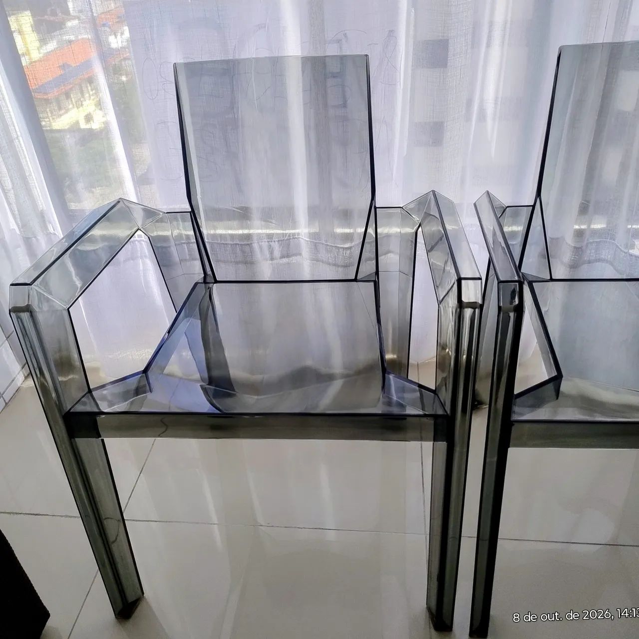 2 BELÍSSIMAS CADEIRAS ACRÍLICO FUMÊ  - Foto 2