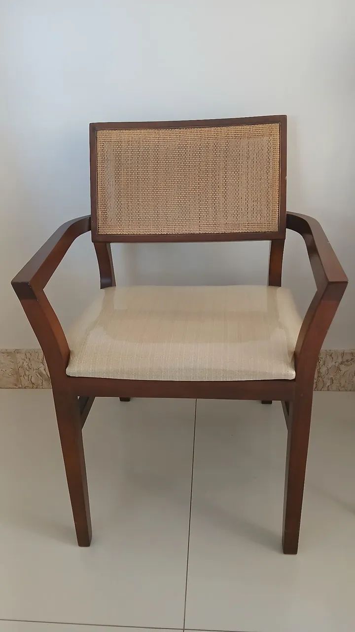 Poltrona de madeira maciça 