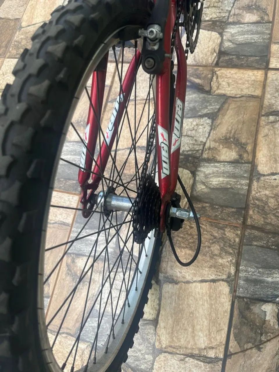 Bicicleta aro 24 com 18 marchas Pneus novos  - Foto 3