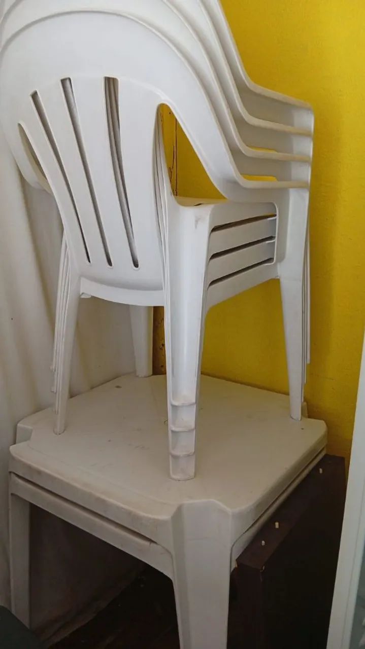 4 Cadeiras e 2 mesas de plástico  - Foto 2