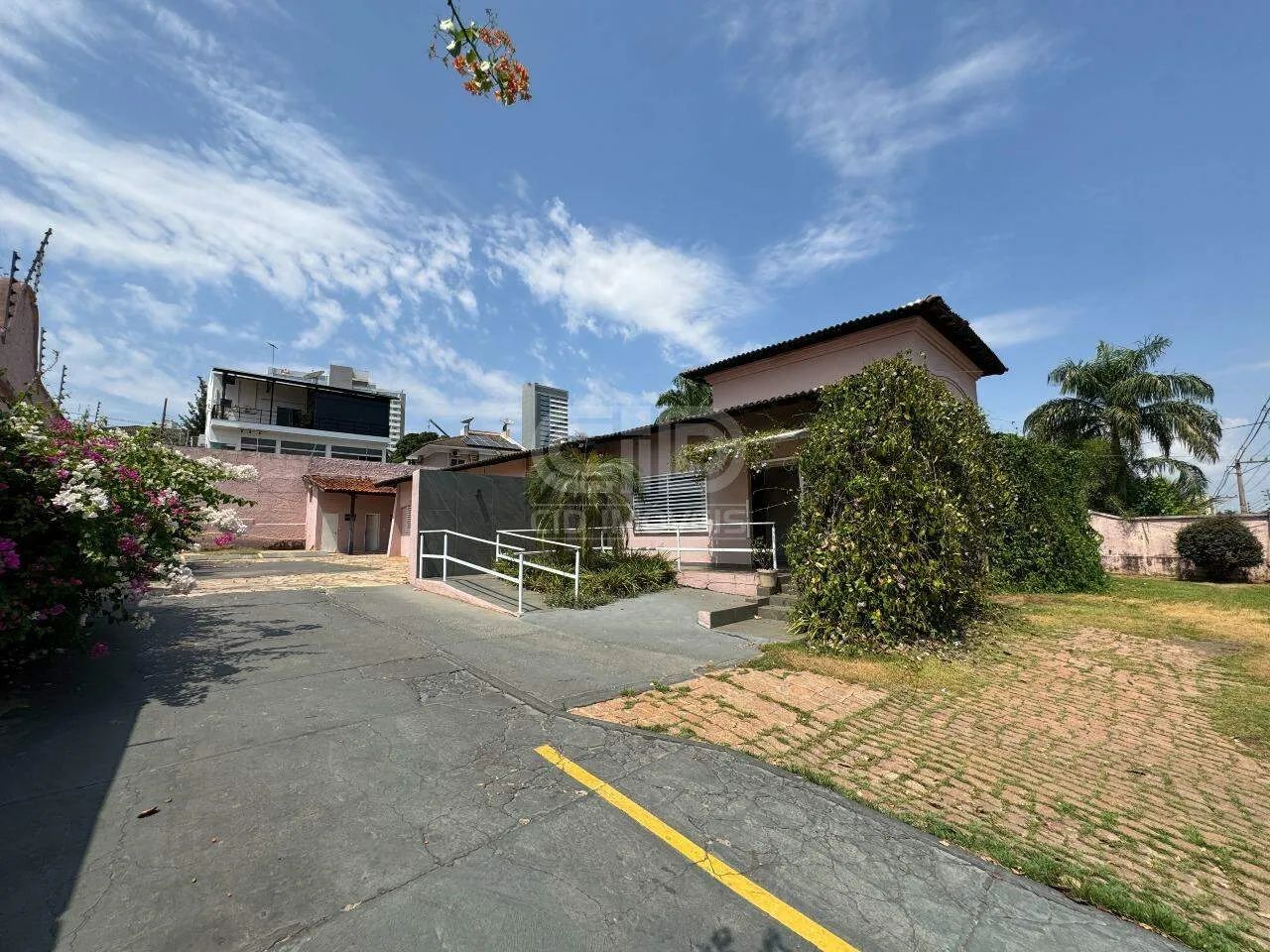 Casa Comercial com Recepção e 12 Salas no Santa Rosa
