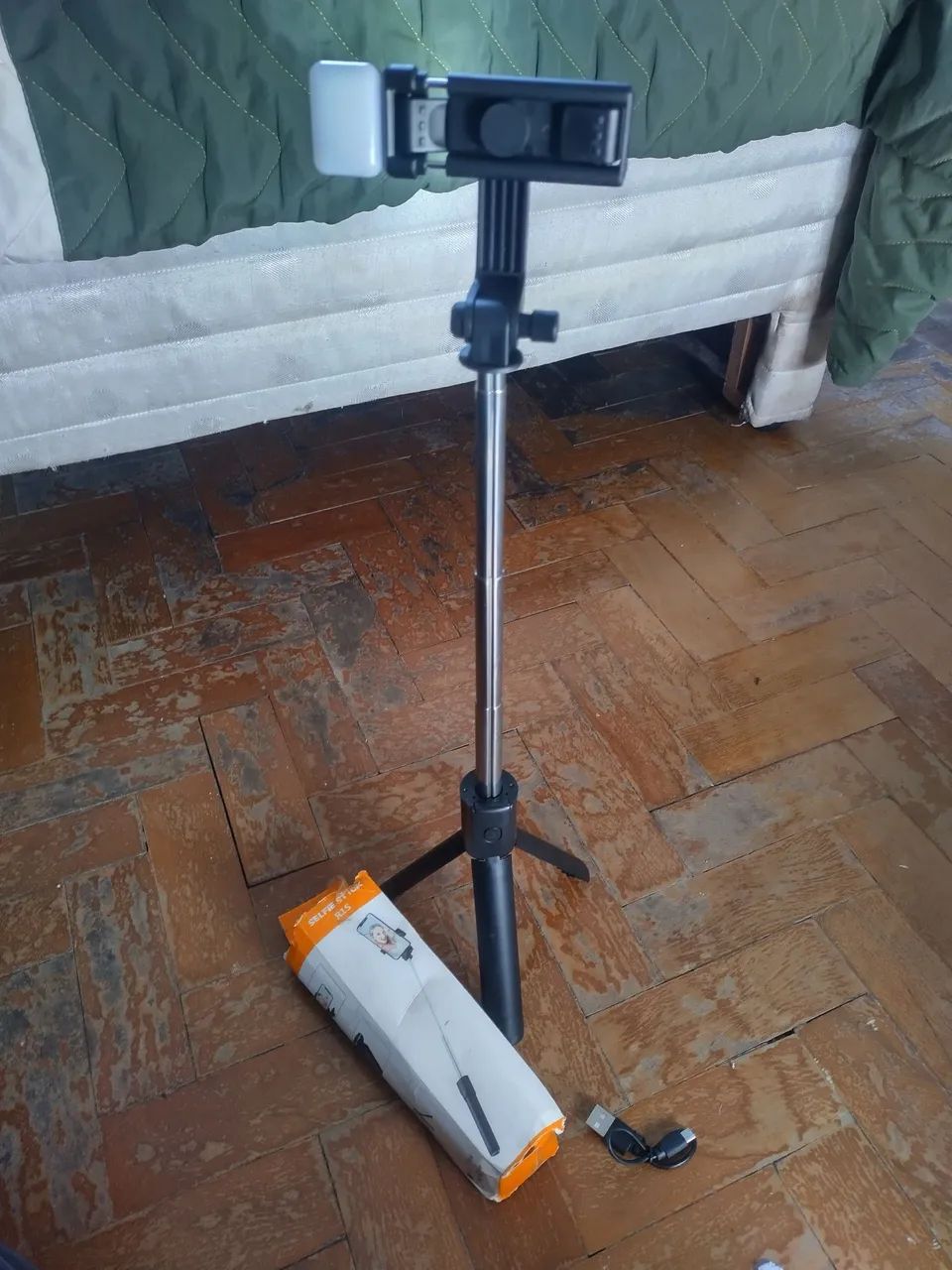 Tripé para celular com botão de fotos  - Foto 2