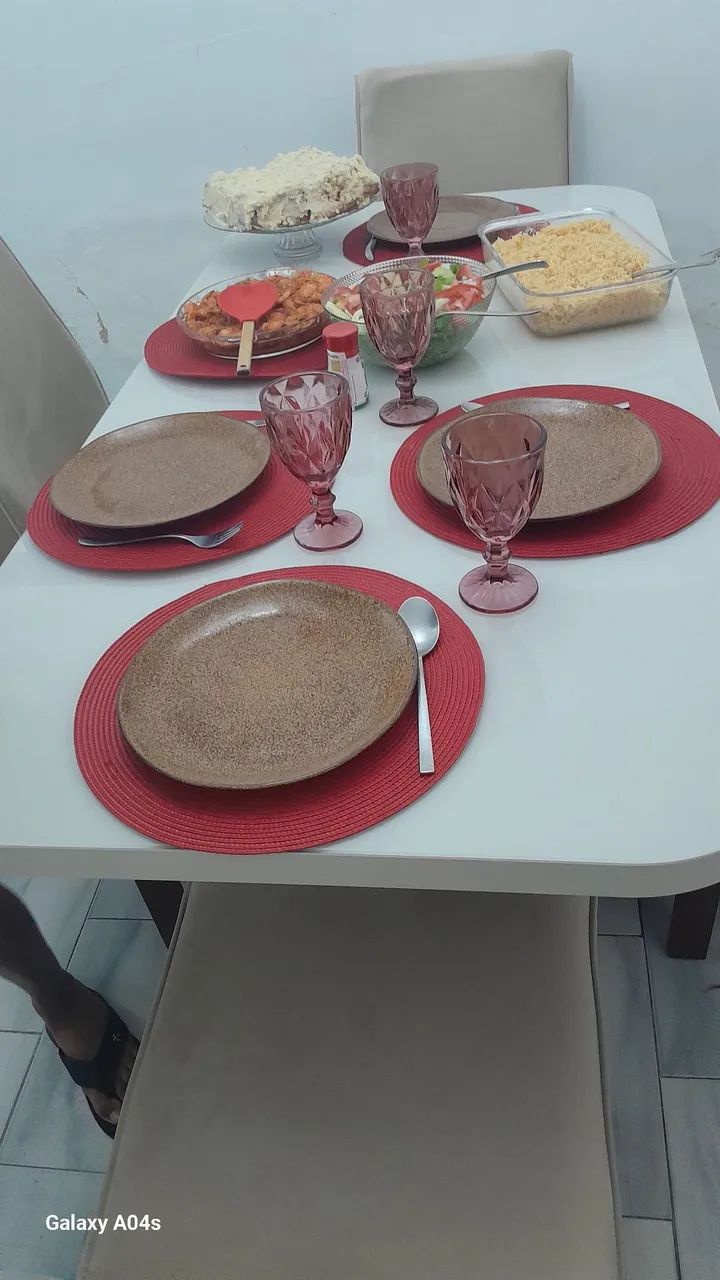 Mesa de jantar com 6 cadeiras !!