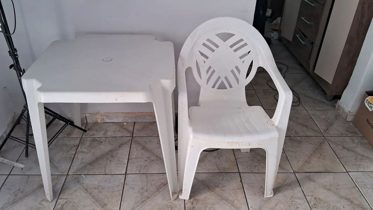 Mesa e cadeira de plástico