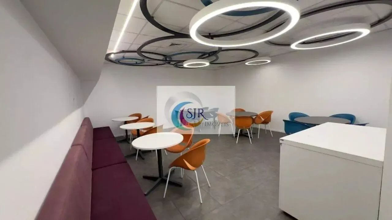 Conjunto Comercial de 808m² com 18 vagas.