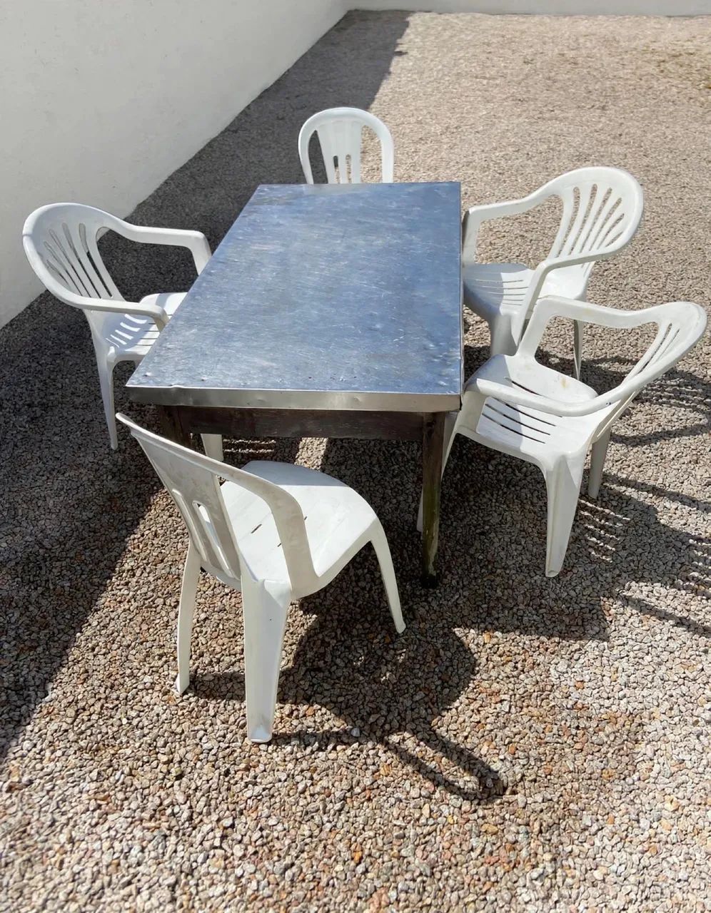 Mesa com tampo inox(bancada), e 5 cadeiras de PVC(bancos,assento)!!! - Foto 3