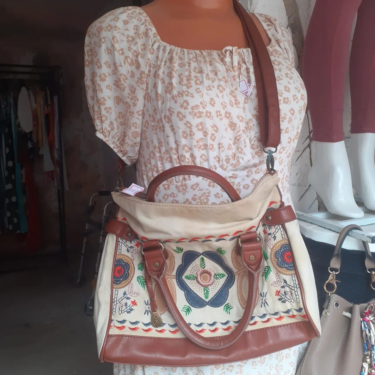 Vendo bolsa de tecido com couro bordada 
