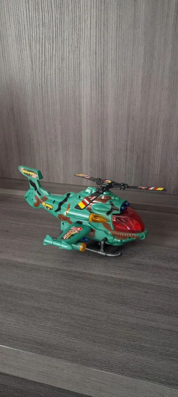 Helicóptero militar bate e volta
