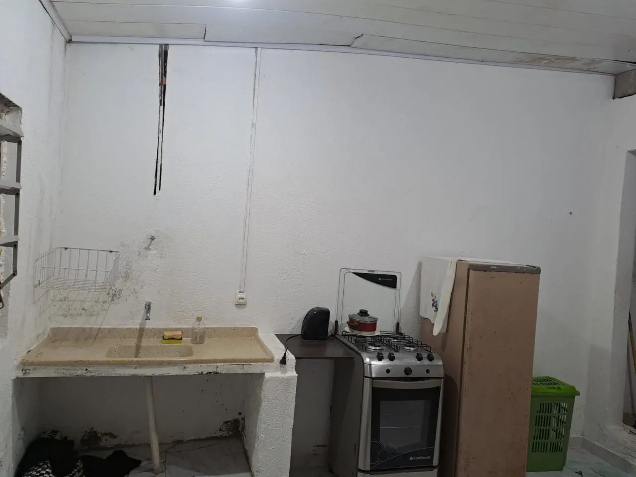 Quarto banheiro dentro com quintal 