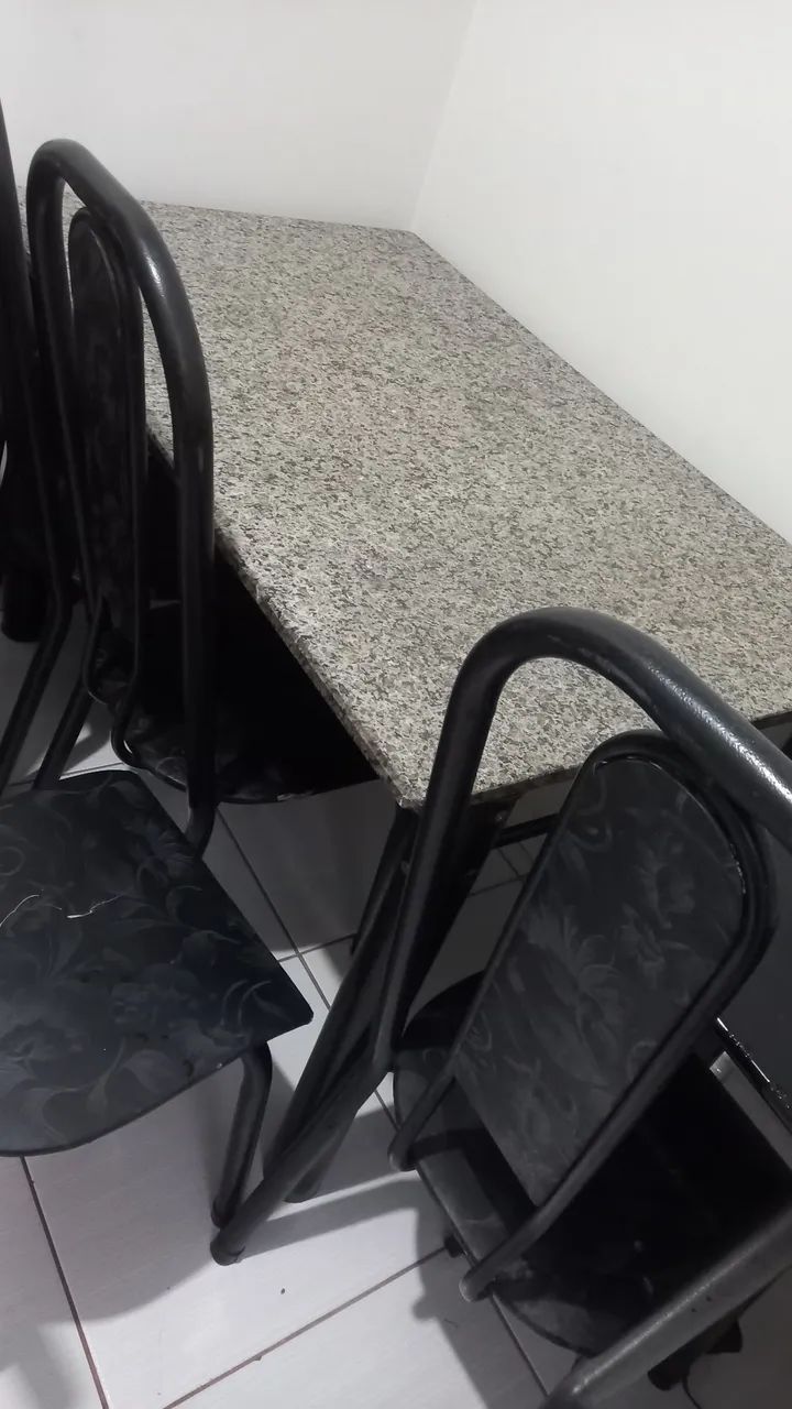 Mesa com quatro cadeiras 