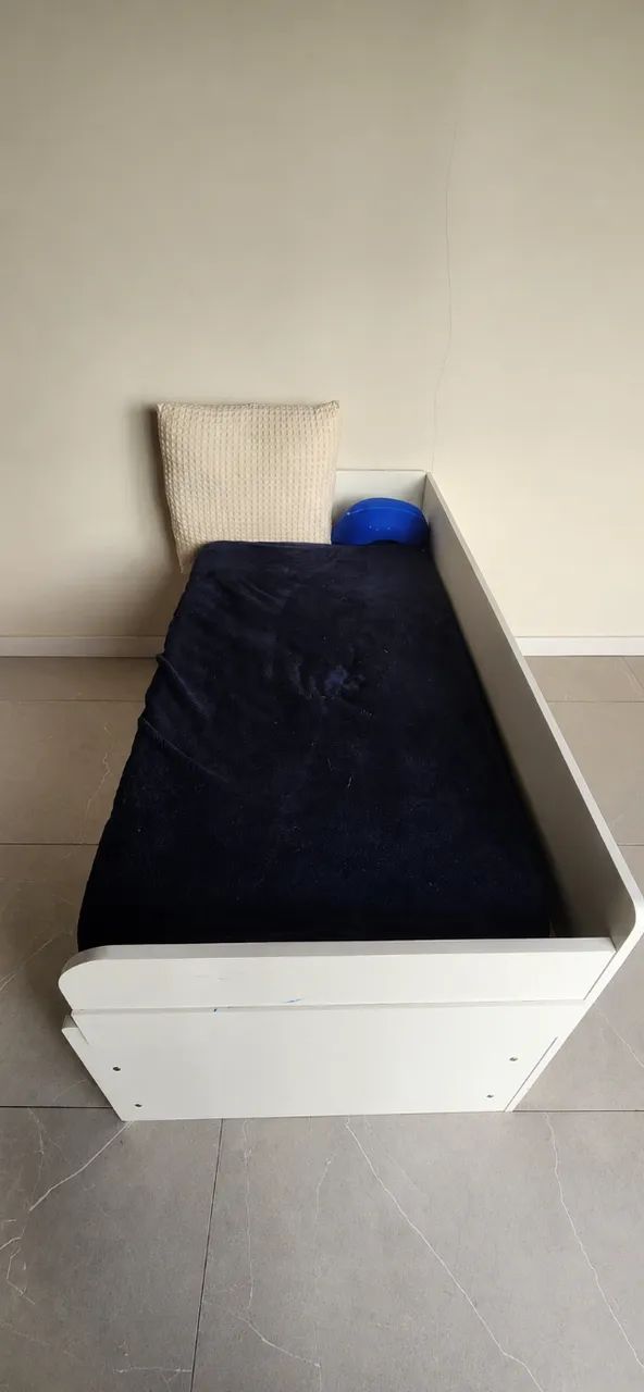 Cama-sofá infantil em MDF branco com 2 gavetões