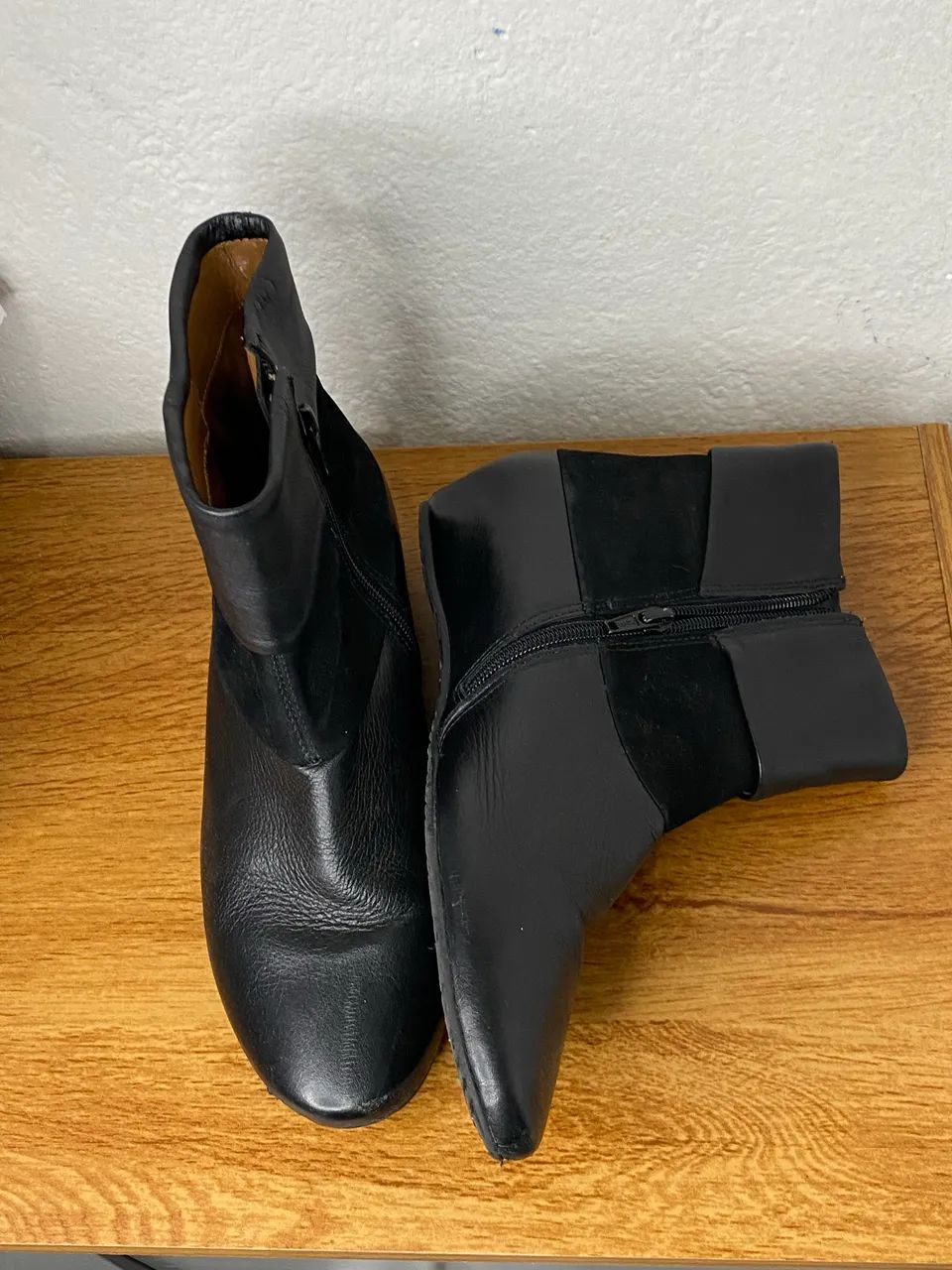 Bota Arezzo n-37  , com uma leve avaria - Foto 3