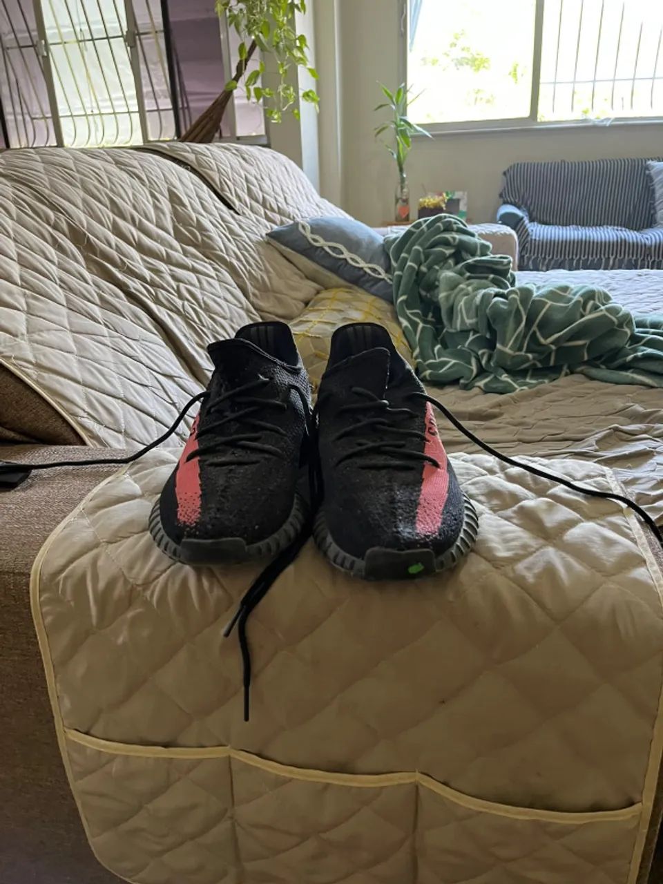 Tênis Yeezy Boost 350 V2 Preto e Vermelho - Foto 3