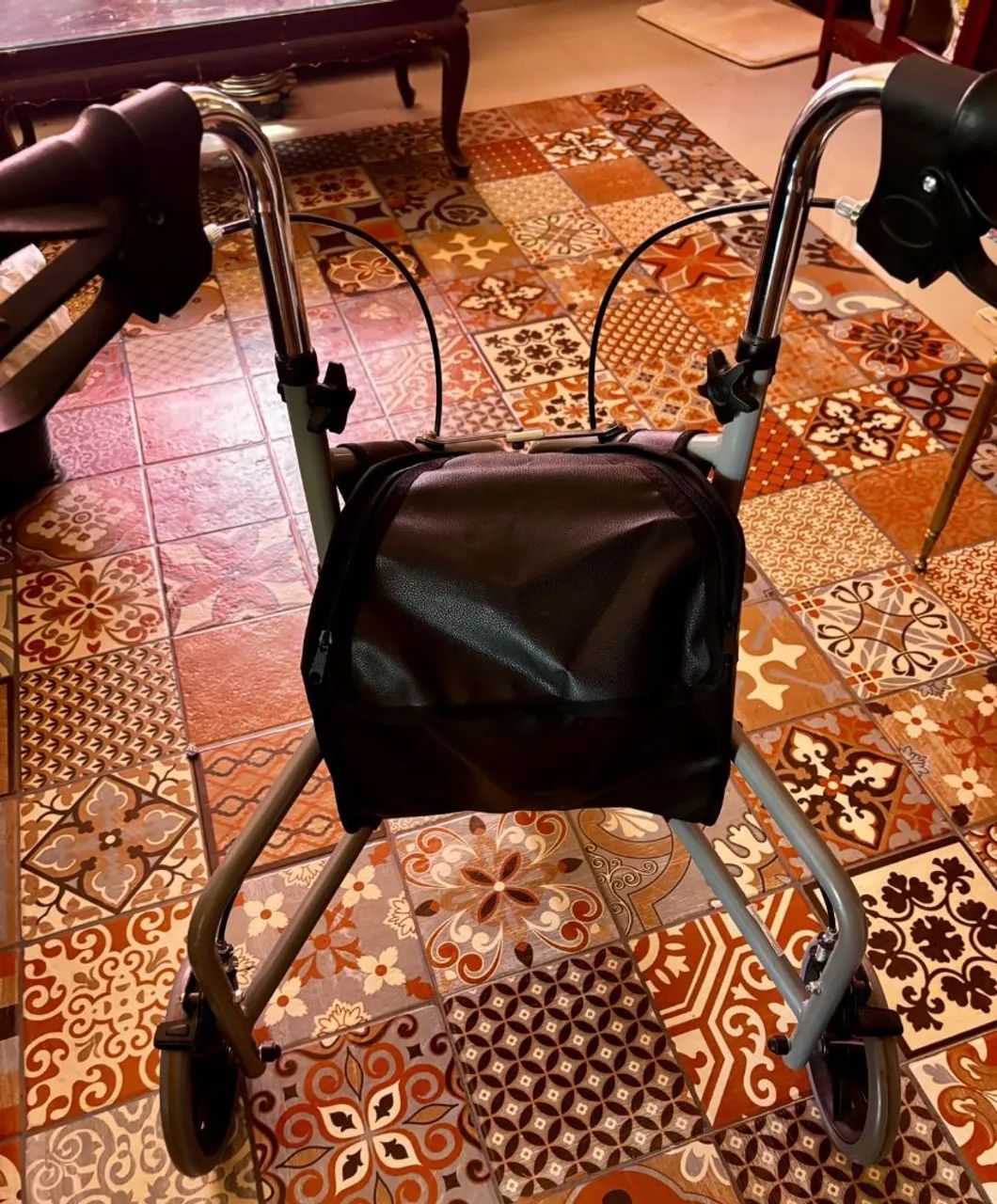 Andador com 3 rodas, freios e bolsa regulável, em excelente estado