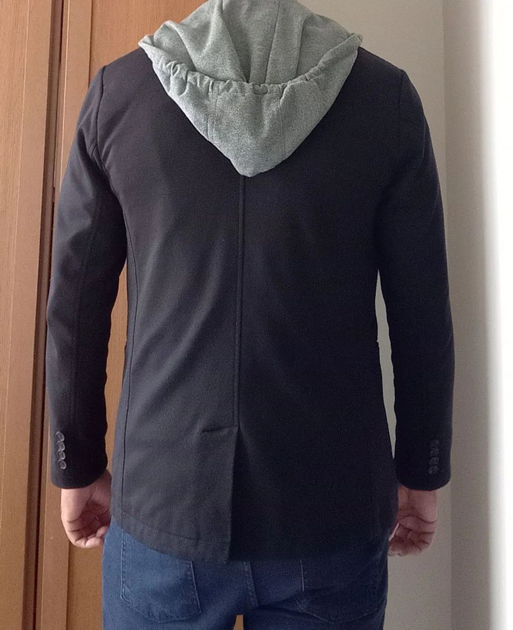Blazer preto de moleton com capuz retrátil - Foto 3