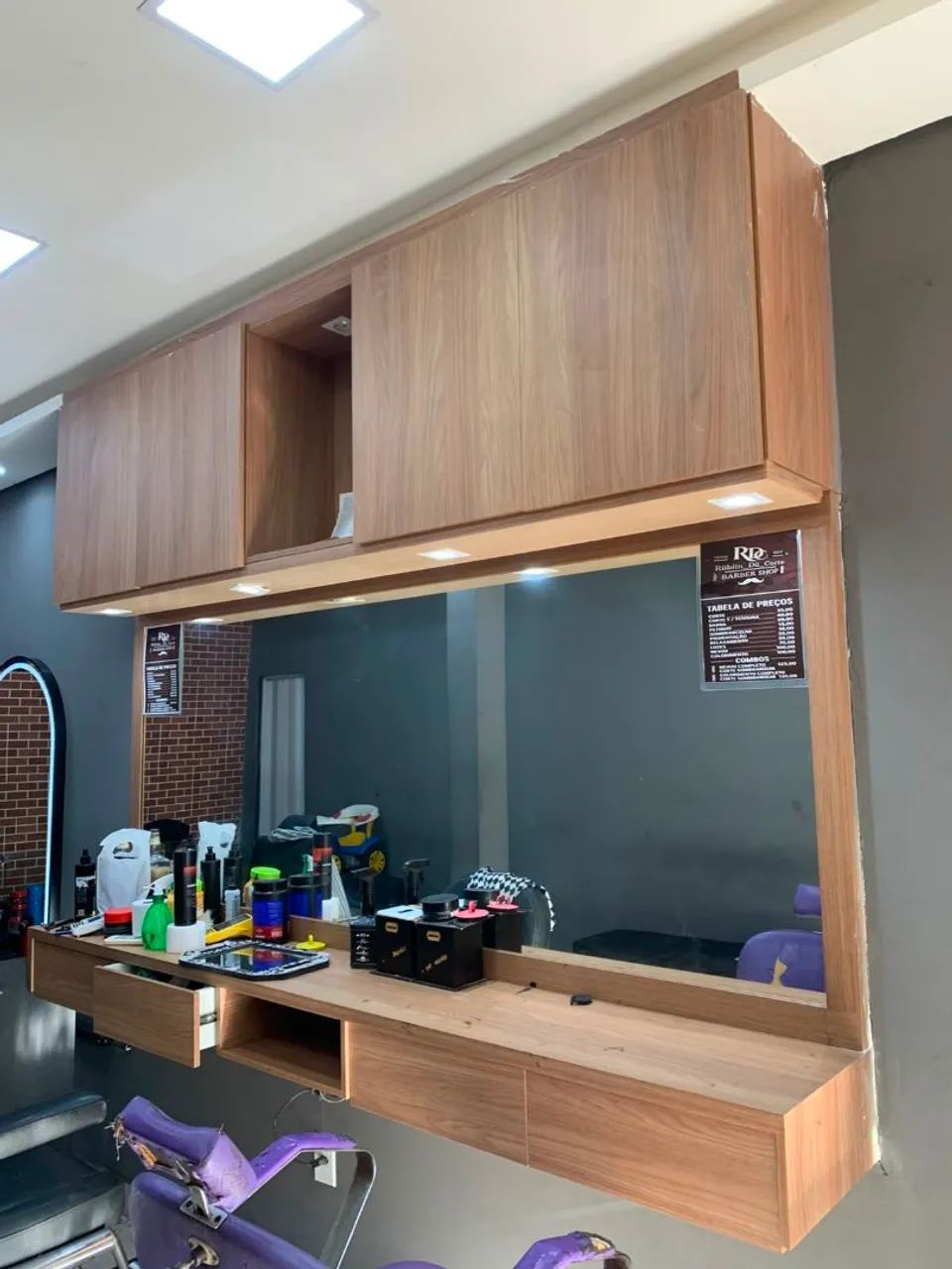 Bancada e cadeiras para barbearia ?