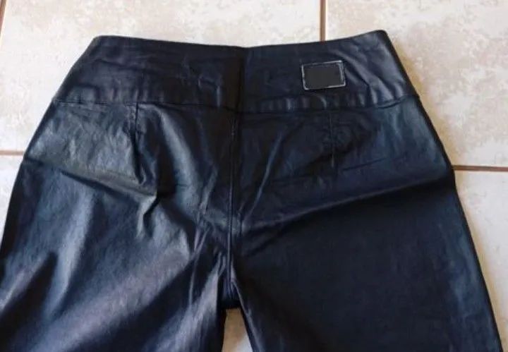 Calça  preta de couro fake feminina tamanho 46 - Foto 4