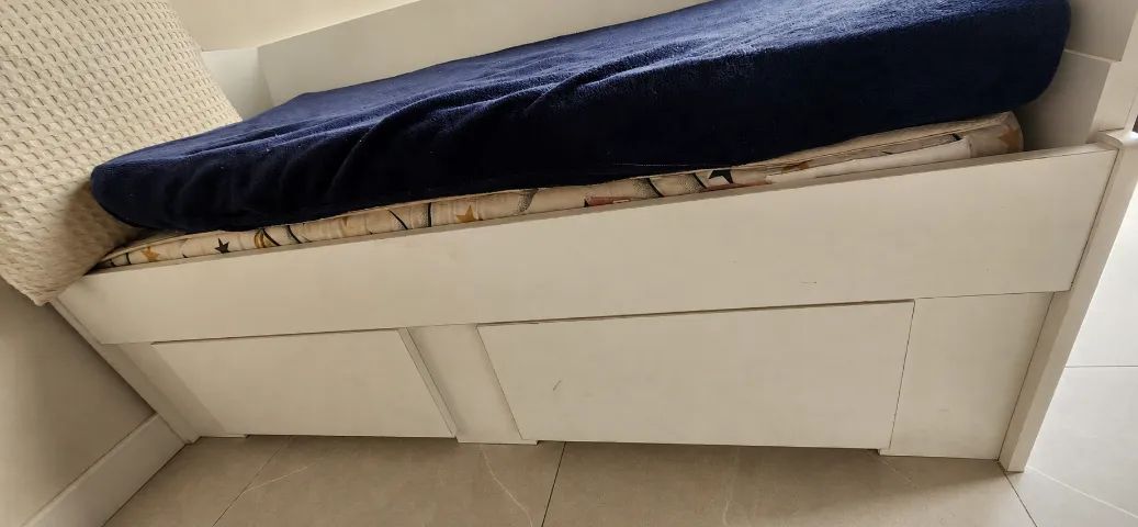 Cama-sofá infantil em MDF branco com 2 gavetões - Foto 2