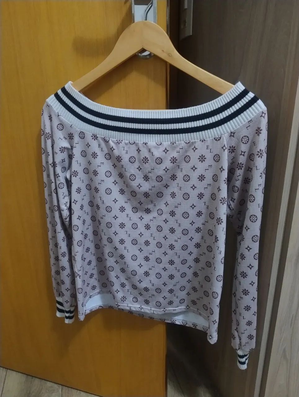 Blusa manga comprida com punho em malha.