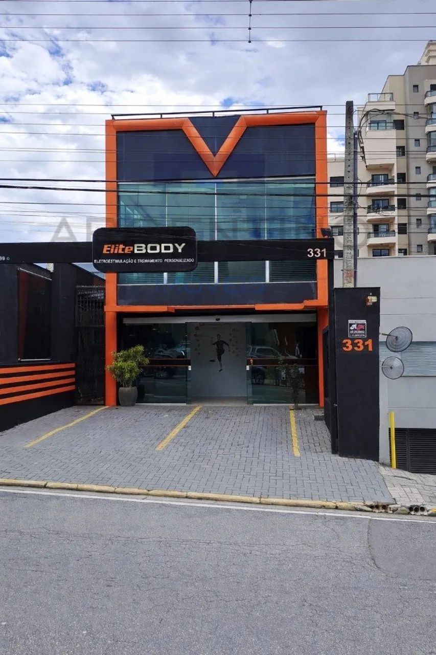 Prédio Comercial com 3 Andares na Praça Norival Gonçalves Tavares