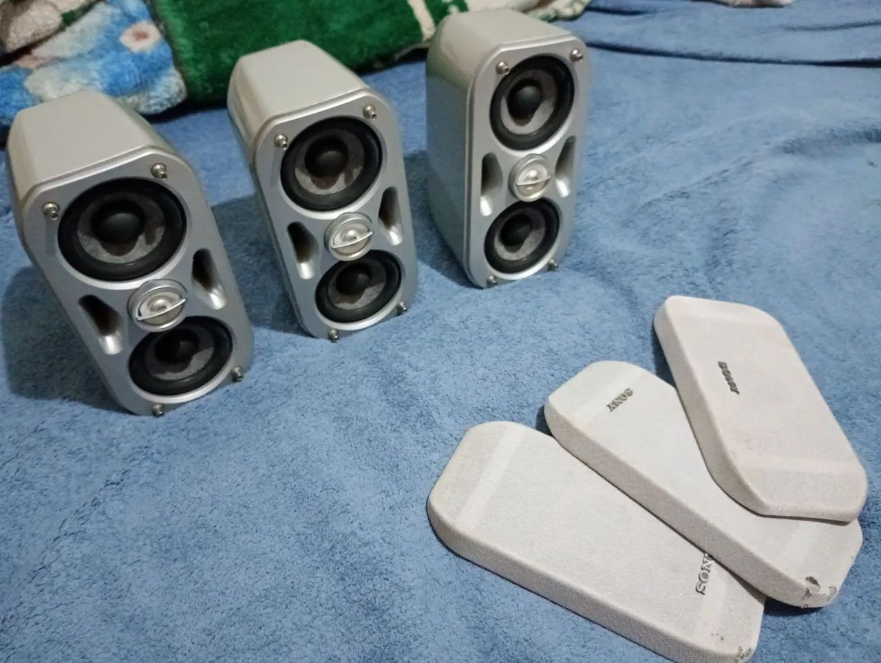 Caixas satélites sony