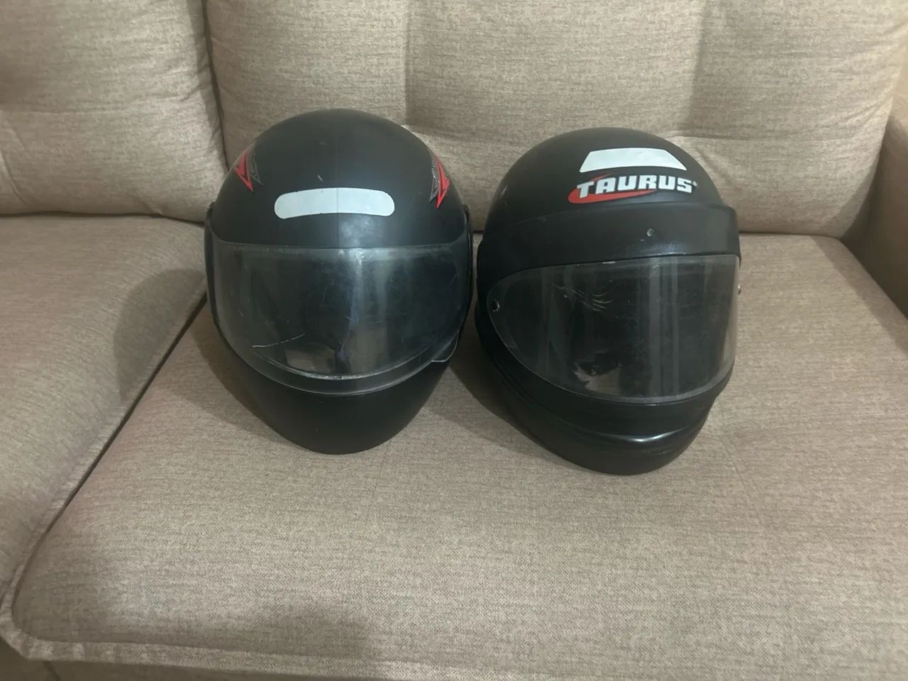 Dois capacetes 