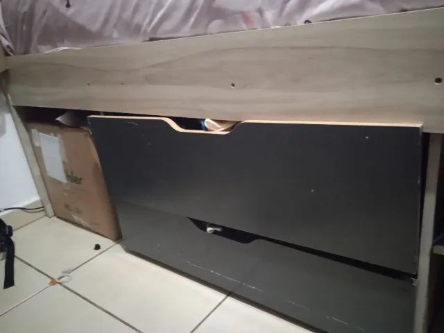 Cama de solteiro com 2 gavetas e 1 prateleira e espaço para uma mini comoda - Foto 4