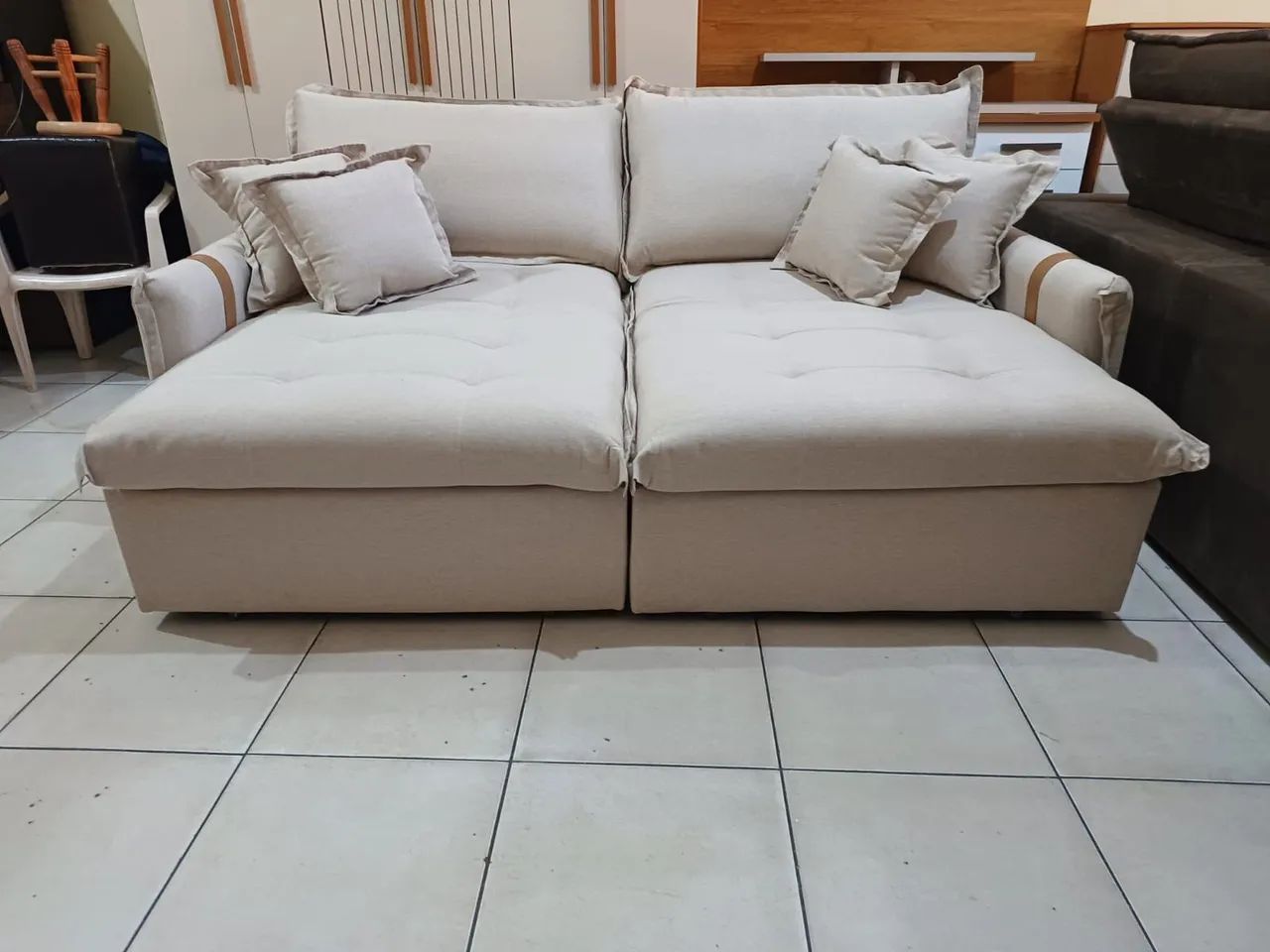 Sofá Cama Novo Tem 2.20 De Largura tecido linho cor Bege. - Foto 4