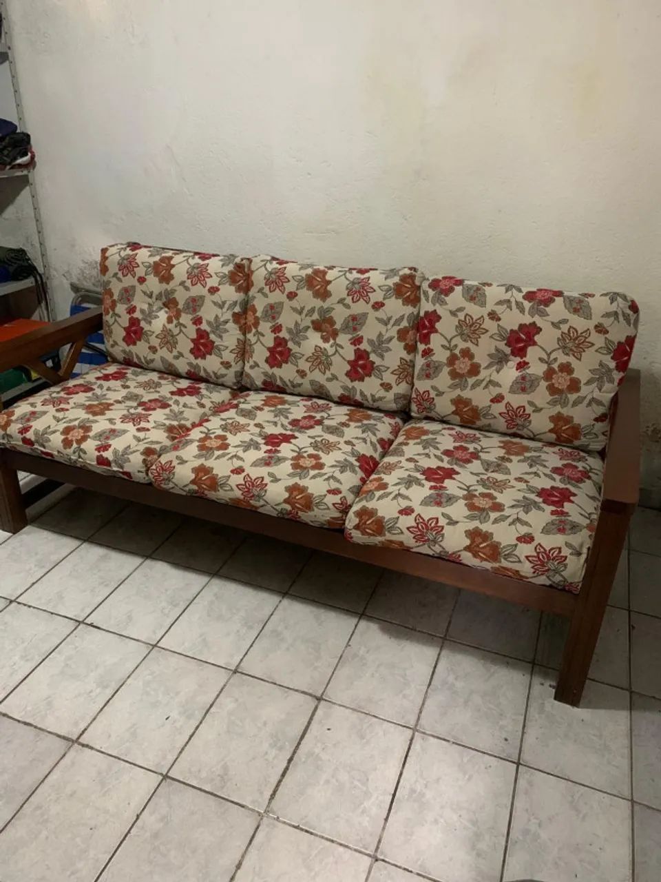 SOFA DE MADEIRA REFORÇADA COM ALMOFADAS 3 LUGARES 