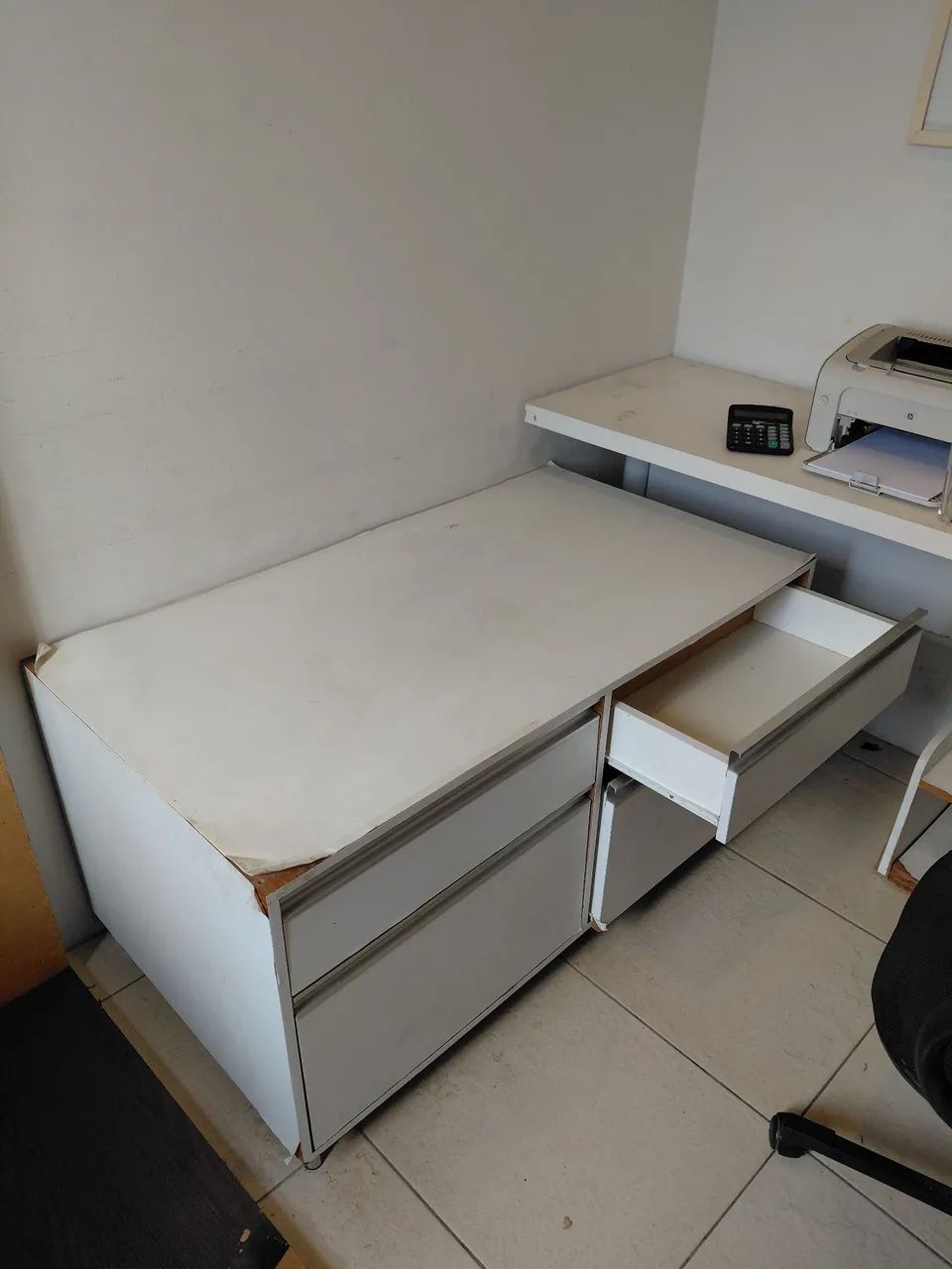 Armario/mesa com 4 gavetas