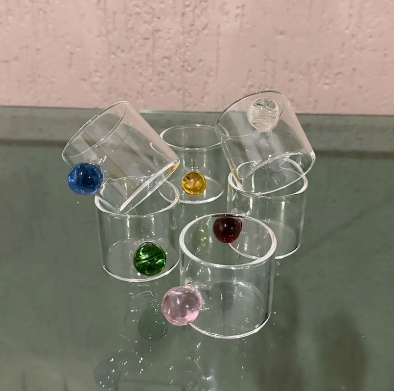 06 Xícara Com Alça Bolinha Colorida Vidro - Foto 2